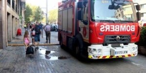 Imatge d'arxiu d'un camió dels Bombers de Barcelona en una actuació a la ciutat