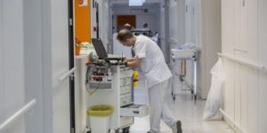 Imatge d'arxiu d'un infermer preparant cures