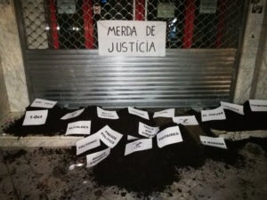 Imatge dels jutjats de Rubí amb escombraries