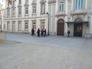 Imatge dels membres d'Arran acompanyats per la policia