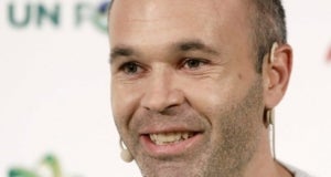 Iniesta, durant l'acte promocional amb Ariel.