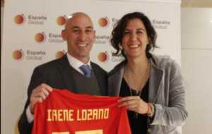 Irene Lozano (Espa&ntilde;a Global) i Luis Rubiales (Federaci&oacute; Espanyola de Futbol), en una imatge d'aquest gener