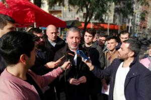 Jaume Collboni durant una acci&oacute; de precampanya a Nou Barris