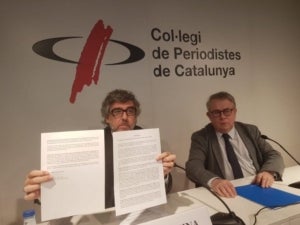 Jordi Pina mostra el manfiest que signen Sánchez i Turull explicant la seva decisió