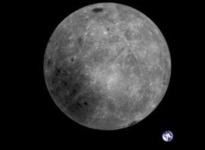 La cara oculta de la Lluna vista pel satèl·lit Longjiang-2, amb la Terra a la cantonada inferior dreta
