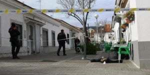 La casa del carrer de l'Escala on viu una família i on tot apunta que hauria començat el tiroteig