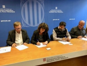 La consellera Teresa Jordà i la resta de signants del document
