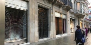 La façana de la botiga Gucci de Barcelona després de l'encastament d'uns lladres aquest divendres a la matinada