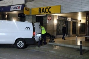 La furgoneta que trasllada el cos de la v&iacute;ctima