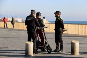 La Guàrdia Urbana atura un conductor de patinet elèctric al Passeig Marítim de Barcelona en un control de circulació d'aquest tipus de vehicles