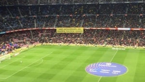 La pancarta al Camp Nou en suport als presos polítics