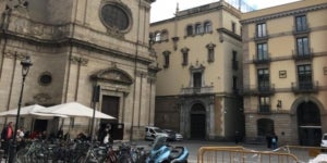 La plaça de la Mercè, on Capitania General ha vetat que l'Ajuntament hi instal·li uns vàters públics