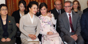 La reina Letícia amb la primera dama xinesa en el Teatre Reial