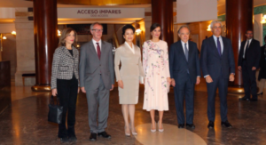 La reina Letícia amb la primera dama xinesa en el Teatre Reial