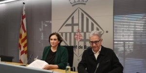 L'alcaldessa Ada Colau i el regidor d'Habitatge Josep Maria Montaner en la compareixença d'aquest matí