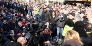 L'assemblea de taxistes dissabte al migdia a Barcelona, amb Tito &Aacute;lvarez al mig, envoltat de periodistes