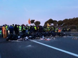 L'autopista AP-7 tallada pels CDR a l'alçada de l'Ampolla
