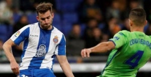 Leo Baptistao, davant Zou Feddal, remata durant la primera meitat