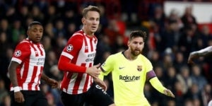 Leo Messi, durant una acci&oacute; del partit entre el Bar&ccedil;a i el PSV al Philips Stadion.