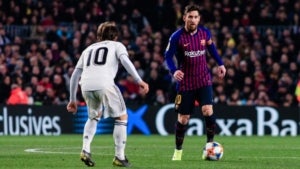 Leo Messi i Luka Modric, durant el Bar&ccedil;a-Madrid de l'anada de les semifinals de la Copa del Rei.