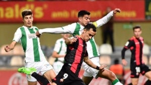 Linares es disposa a efectuar el xut que ha servit per empatar el gol inicial del Còrdova