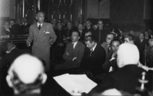 Llu&iacute;s Companys davant del tribunal que el va jutjat pels Fets del Sis d'Octubre