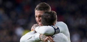 Lucas Vázquez i Sergio Ramos celebren el segon gol del Madrid contra el València.