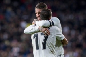 Lucas Vázquez i Sergio Ramos celebren el segon gol del Madrid contra el València.