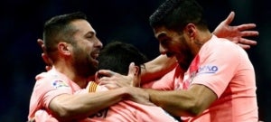 Luis Suárez i Jordi Alba celebren amb Leo Messi el seu segon gol contra l'Espanyol.