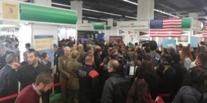 Manifestants convocats per Desmilitaritzem l'educaci&oacute; intenten sense &egrave;xit acostar-se a l'estand dels militars