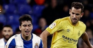 Marc Roca lluita una pilota amb Pere Pons i Stuani.