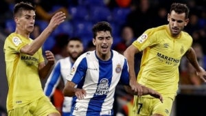 Marc Roca lluita una pilota amb Pere Pons i Stuani.