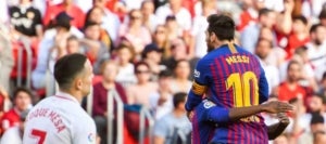 Messi celebra amb Demb&eacute;l&eacute; el tercer gol del seu compte particular al S&aacute;nchez Pizju&aacute;n