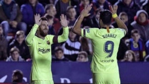Messi felicita Suárez pel seu gol, on l'argentí ha estat assistent i l'uruguaià golejador