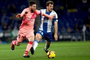 Messi i V&iacute;ctor S&aacute;nchez, en una acci&oacute; del partit entre l'Espanyol i el Bar&ccedil;a.