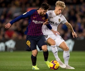 Messi pugna per una pilota sota la pressió de Wass
