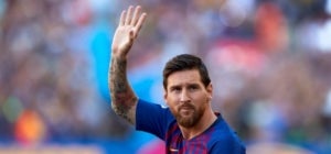 Messi saluda els aficionats del Bar&ccedil;a abans del Gamper.