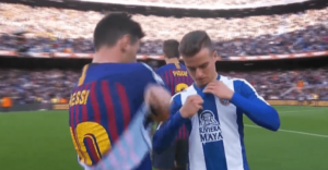 Moment en el qual Pedrosa i Messi intercanvien la samarreta