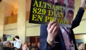 Moment en què els estudiants ensenyen els cartells durant l'acte