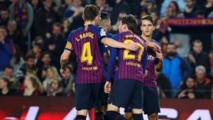Munir, Rakitic i Miranda feliciten Denis pel seu gol anotat a la Cultural Leonesa