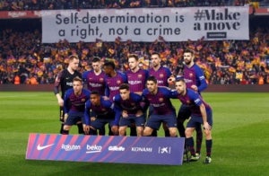 Pancarta a favor de la llibertat dels presos polítics durant el Clàssic de Copa.