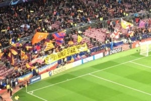 Pancarta del Camp Nou de suport a la vaga de fam als presos polítics.