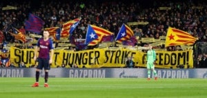 Pancarta del Camp Nou de suport a la vaga de fam als presos pol&iacute;tics.