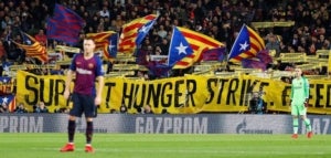 Pancarta del Camp Nou de suport a la vaga de fam als presos pol&iacute;tics.