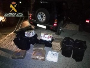 Paquets de tabac decomissats per la Guàrdia Civil en un control fiscal a les Valls de Valira (Alt Urgell).