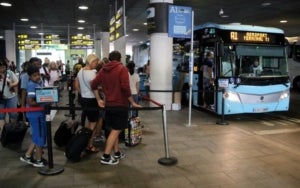 Passatgers fent cua per agafar l'Aerobús