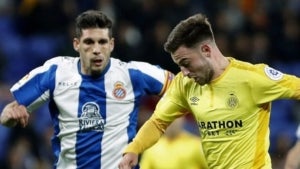 Patrick Roberts i Javi López, durant el derbi entre l'Espanyol i el Girona.