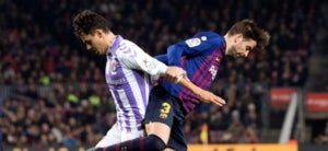 Piqué intenta frenar un atac d'Ünal