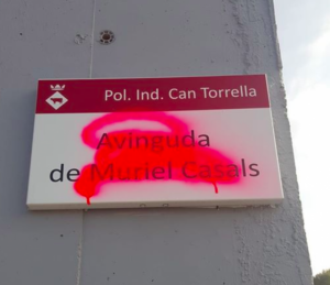 Placa de l'avinguda de Muriel Casals pintada