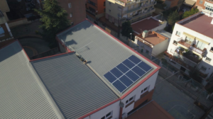 Plaques solars a la coberta de la parròquia de Sant Cebrià, al barri de la Teixonera de Barcelona